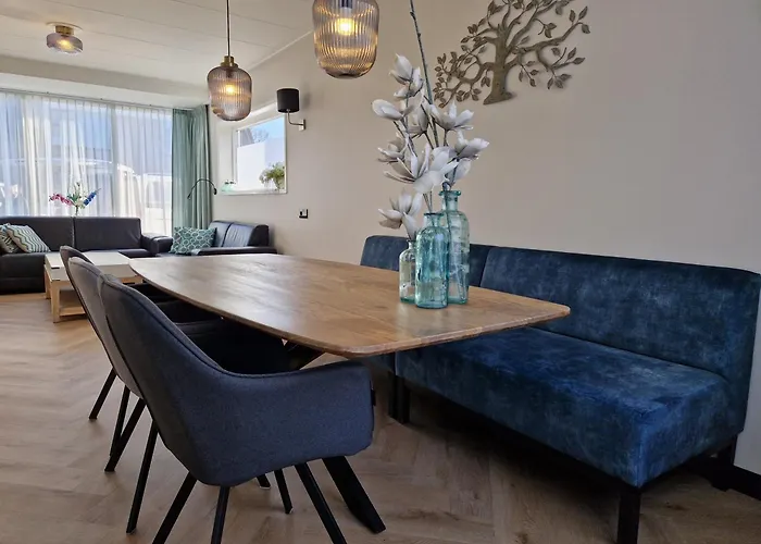 Spacious Holiday Home Within Walking Distance Of The North Sea Beach In De Koog